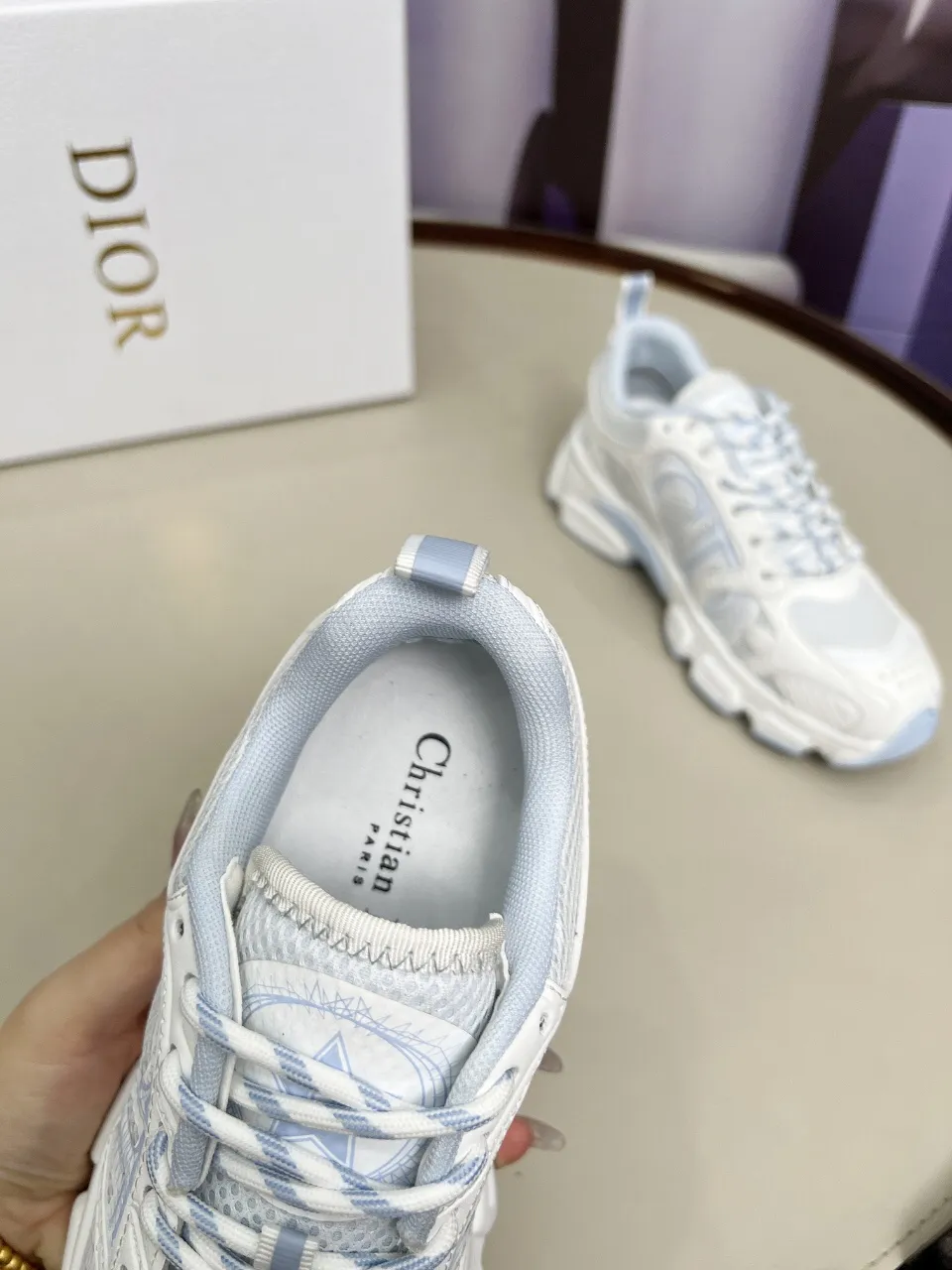 P560🐮🐮The official website of Dijia's new colors has been updated simultaneously [Celebration] This Dior Vibe sneaker incorporates Dior's high-end spirit and reinterprets classic running shoes. White mesh fabric features an Oblique print and is paired with laminated leather-effect panels in gold and silver tones for a contrasting look. It is further embellished with classic details such as 3D effect details, the lucky star symbol on the rear, and the logo on the tongue and rear pull tab. The lightweight sole is embellished with gray stars, complementing a variety of casual or elegant pieces for a modern look. Size: Women’s size 35-41 (35/42 can be customized) Men’s size 40-46 (39/46 can be customized)